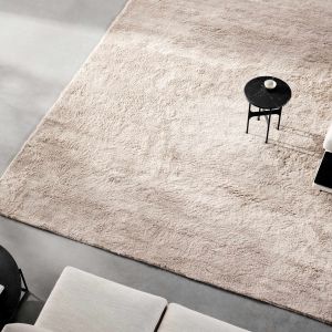 WENDLBO_elba-rug-col.-sand-size-3x4-m,-floema-small-table-nero-marquina-marble,-circle-coffee-table-nero-marquina-marble.jpg