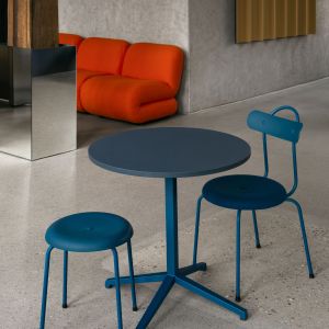 lammhults-taburettplus-chair-blue-archalx-table-blue-bau-modularseating-redorange-e01.jpg