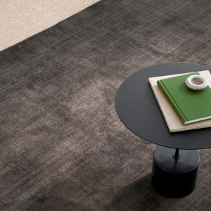 wendelbo-raya-rug-col.-charcoal,-calibre-side-table-300-dpi.jpg